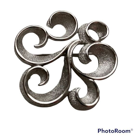 Vintage Trifari Brooch Pin Swirl Textured Silver Tone Signed - Picture 4 of 6